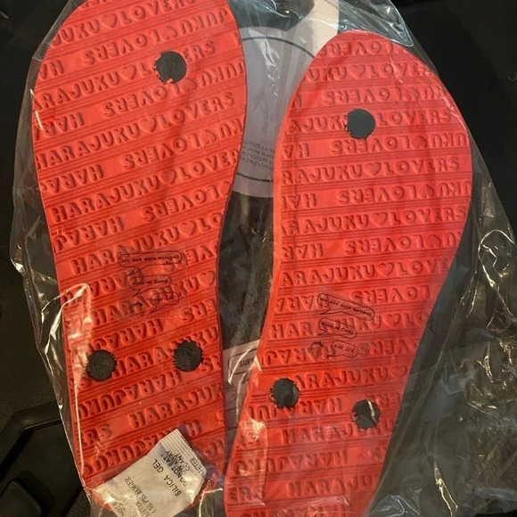 HARA JUKU LOVERS by Gwen Stafani “Lay One On Me” Flip Flops - Picture 4 of 6